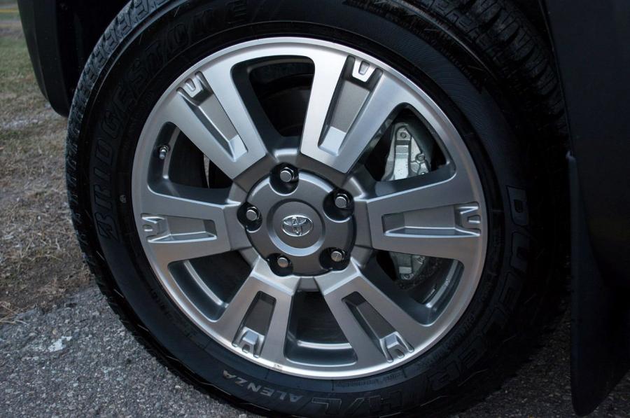 Toyota Tundra Platinum 4x4 2014 года  (фото 2 из 32)